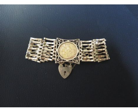 A 1910 gold sovereign mounted in a 9ct yellow gold gate link bracelet with 9ct lock - total weight approx 26.7 grams 