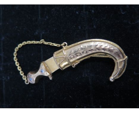 An 18ct yellow gold (unmarked but tested) brooch in the form of a Khanjar in scabbard with diamonds - approx 5.5cm - weight a