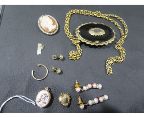 Mixed jewellery to include an 18ct yellow gold ring hoop - approx 1.4 grams - a 14ct USA small pendant - approx 0.3 grams - a