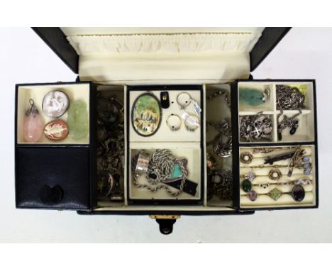 A FAUX LEATHER JEWELLERY BOX AND CONTENTS THEREIN TO INCLUDE THREE SYNTHETIC MOISSANITE DRESS RINGS, in 9ct gold mounts, a co