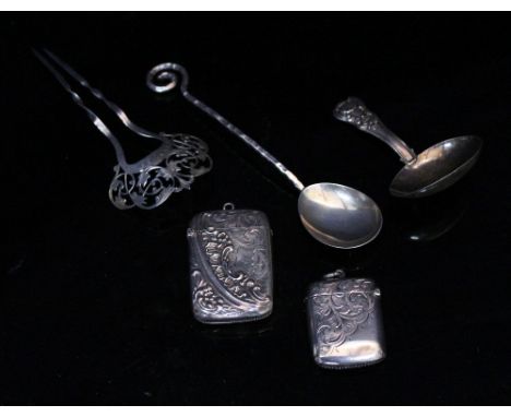 A SELECTION OF SILVER  to include a Victorian silver filigree hairpin with hallmarks for 1899, a Georgian silver caddy spoon,