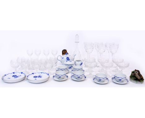 A CONTINENTAL BLUE AND WHITE PORCELAIN TEA SERVICE 'Lottine' to include a tea pot