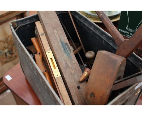 A COLLECTION OF CARPENTRY TOOLS to include a record steel plane etc