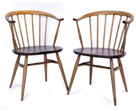 A PAIR OF 20TH CENTURY LIGHT ELM ERCOL BOW TOP CHAIRS model number 449, with turned tapering legs and seven spindle back 77cm