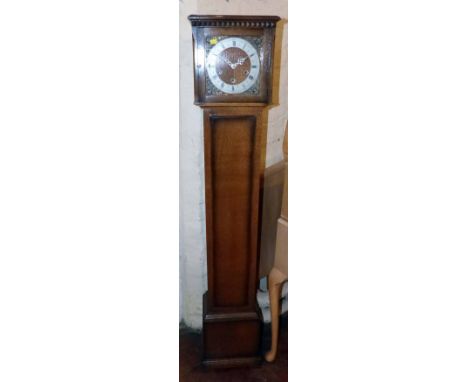 Oak Grandmother clock. Condition report: see terms and conditions.