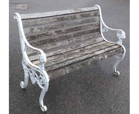 Cast alloy garden bench with wooden slats. Condition report: see terms and conditions.