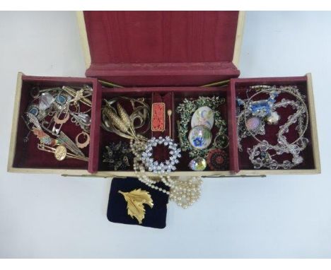 An assortment of costume jewellery including a bird brooch, Art Deco, necklaces etc.