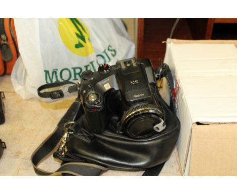 Fuji Fine Pix s7000 digital camera with Sd card & case