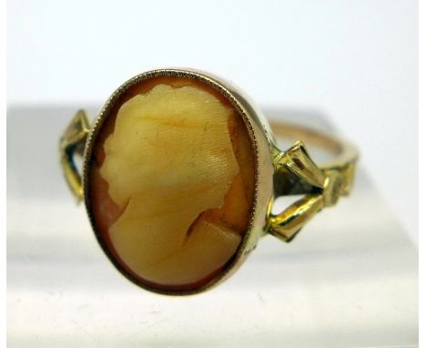 A 9ct gold cameo ring, weight 2.9g, size P