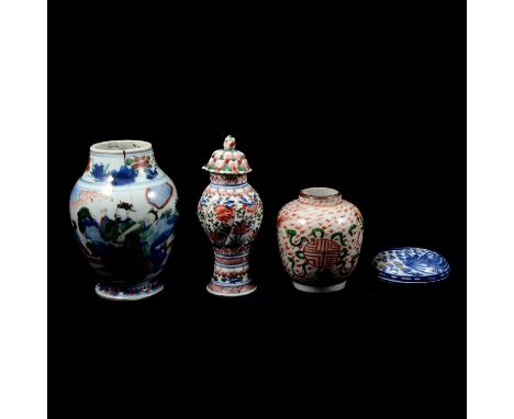 Chinese porcelain lobed vase and cover, Kangxi period, the body and cover with integral spiral, painted with flowers, 18.5cm;