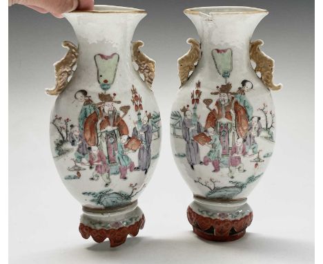 A pair of Chinese famille rose porcelain wall pockets, 19th century, decorated with figures in a garden, height 19cm, width 9
