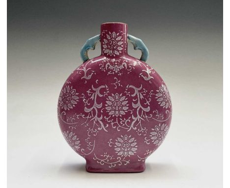 A Chinese porcelain moon flask, mid 20th century, height 21cm, width 16cm, depth 5cm.Condition report: No condition issues, s