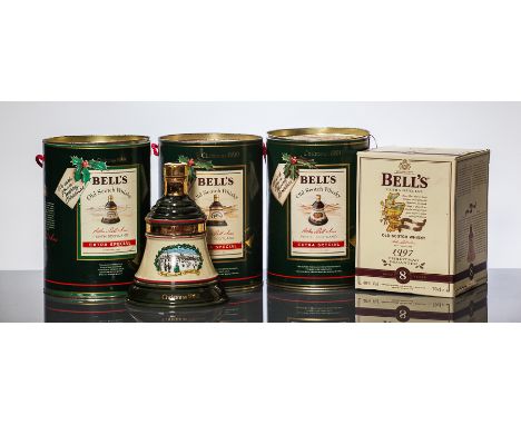 BELL'S CHRISTMAS 1991
Blended Scotch Whisky in Wade decanter. 75 cl, 43% volume. In tube.
BELL'S CHRISTMAS 1989
Blended Scotc