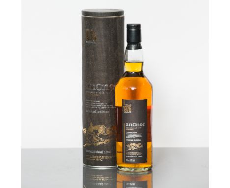 ANCNOC 30 YEAR OLD
Single Highland Scotch Whisky distilled 1975 and bottled September 2005. In tube. 70 cl, 50% volume.