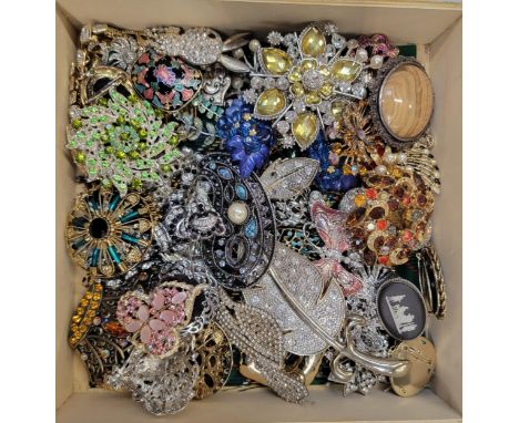INTERESTING SELECTION OF VINTAGE BROOCHESincluding paste, marcasite crystal and enamel examples 