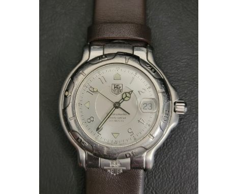 TAG HEUER GENTLEMAN'S AUTOMATIC CHRONOMETER WRISTWATCHthe silvered dial with Arabic numerals, date aperture at 3, and luminou
