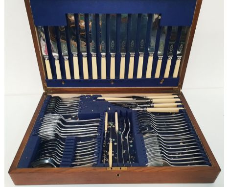 OAK TABLE TOP CANTEEN OF CUTLERYin the Hanoverian pattern for nine place settings, including two carving sets 