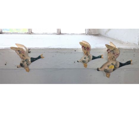 A set of three ceramic flying ducks (3) 