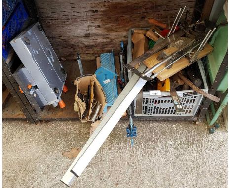 Carpentry tools to include wooden planes, hand saws etc