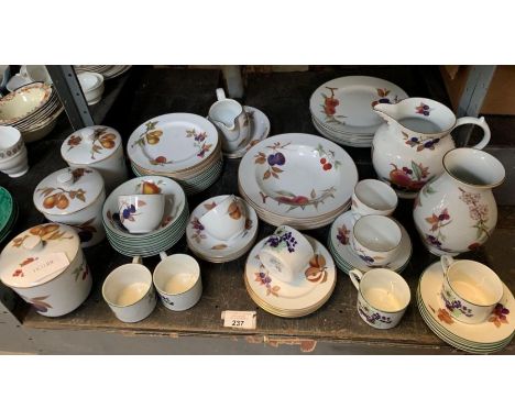 Good collection of Royal Worcester "Evesham" pattern ceramics 