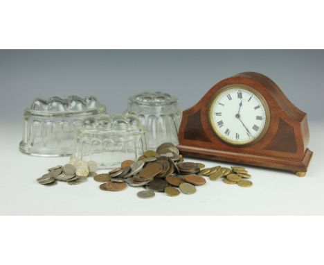 An Edwardian inlaid mantle clock, of arched form and on four bun feet, 14.5cm high, a quantity of assorted coinage to include