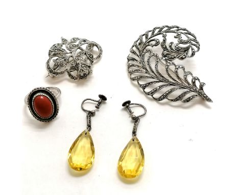 Qty of jewellery inc coral cabochon ring, silver mounted yellow crystal drop earrings (4.5cm drop) &amp; 2 x marcasite brooch