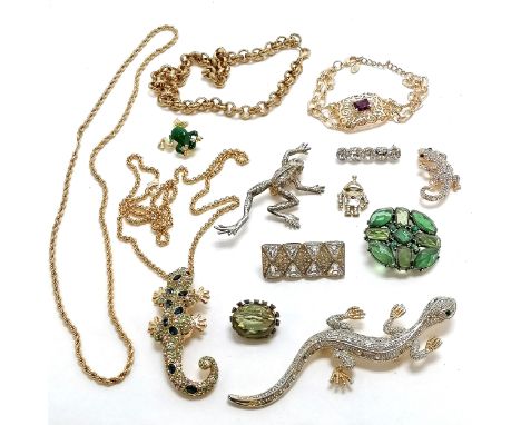 Qty of costume jewellery inc large lizard brooch (13.5cm), Gecko pendant on chain, 2 frog brooches, robot brooch etc 