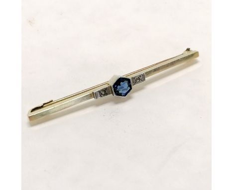 9ct gold &amp; silver set Art Deco hexagonal blue &amp; white stone set bar brooch - 4.8cm long &amp; 1.5g total weight 