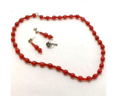 Coral bead necklace (45cm) with 9ct gold clasp t/w matching 9ct gold mounted coral earrings (3.5cm drop) 