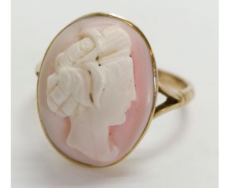 Antique 9ct marked gold hand carved cameo portrait ring - size R &amp; 3.7g total weight 