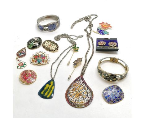 Qty of enamelled jewellery inc 2 x 1970's pendants on chains, owl stick pin etc - SOLD ON BEHALF OF THE NEW BREAST CANCER UNI