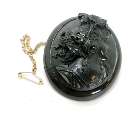 Antique hand carved Whitby jet portrait cameo brooch with gilt metal pin mount &amp; unmarked gold safety chain - 5.4cm drop 