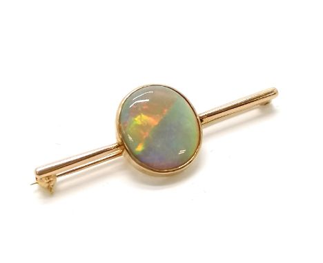 14ct marked gold brooch set with an opal (1.5cm across) - 4g total weight 