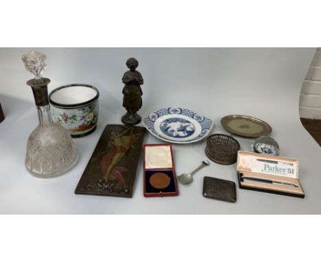 A MIXED LOT TO INCLUDE PAPER WEIGHT, SILVER CIGARETTE CASE, DECANTER, METAL FIGURE MARKED MOREAU, PARKER PEN, PAPERWEIGHT, JU