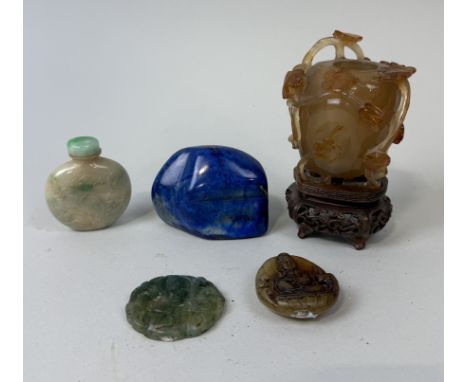 CHINESE ITEMS TO INCLUDE A JADE SNUFF BOTTLE WITH NEPHRITE JADE STOPPER, A LAPIS LAZULI BOULDER, AGATE VASE, TWO JADE BUDDHA 