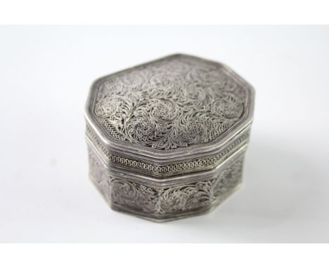 AN ANTIQUE .800 SILVER SCROLLING LEAF DESIGN TRINKET BOXWeight: 91gms