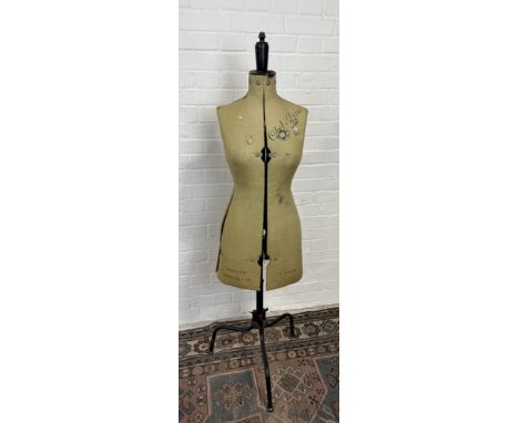 AN ANTIQUE FASHION MANNEQUIN H 151 cm