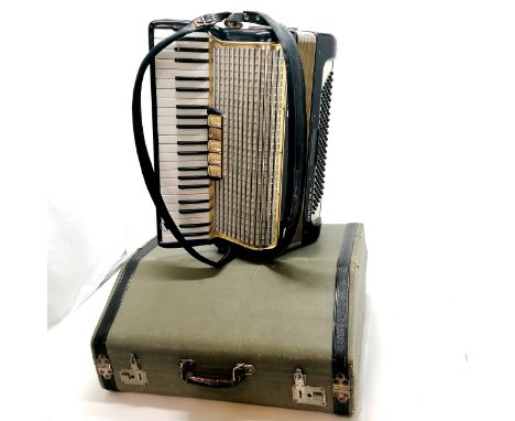 Hohner Arietta IV M piano accordion in original case - seems to be in playable condition - case (55cm x 47cm) is slight a/f 