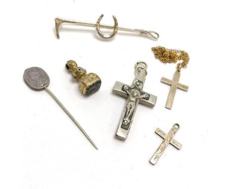 Small qty of jewellery ~ unusual tiepin with white metal Queen Victoria portrait, bloodstone seal (a/f), 2 crosses (1 is silv