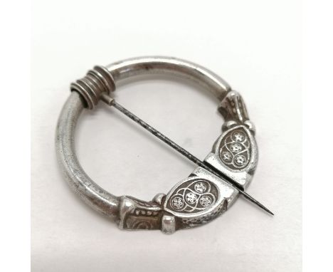 Unmarked antique white metal celtic penannular brooch with metal pin - 5cm diameter 