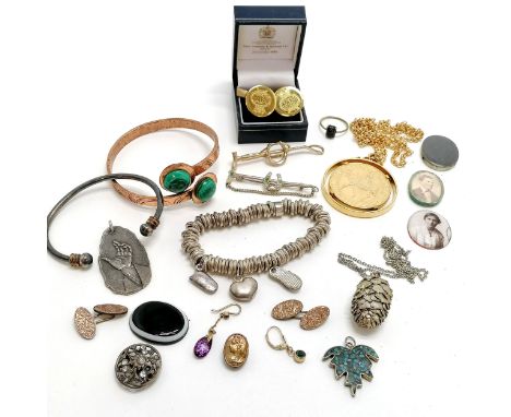 Qty of jewellery inc fir cone pendant, copper malachite bangle, merchant navy cufflinks, Masonic hospital pendant etc 