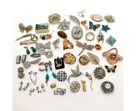 Qty of costume brooches inc cat with waggly tail, butterflies, bird, carved bone etc t/w qty of vintage dress clips, 2 x buck