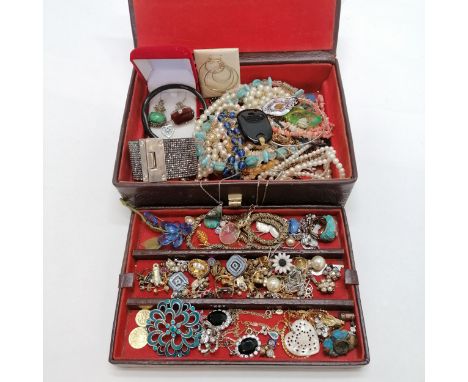 Leather vintage jewellery box containing qty of costume jewellery inc lucite seahorse pendant, hardstone beads etc 