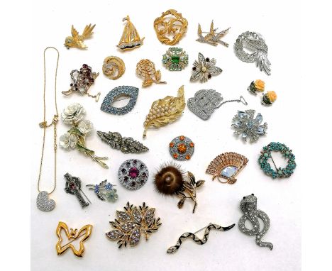 Qty of costume brooches inc 2 x sailboats, mink, bird with mock pearl detail, 2 x snakes (inc cobra), fan, celtic cross etc t