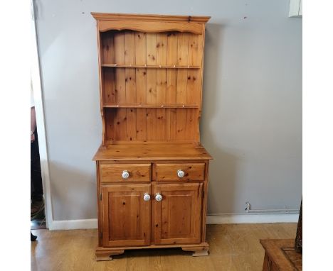 Vintage small pine dresser, in 2 parts. 190cm high x 90 cm wide x 45 cm deep. In good used condition