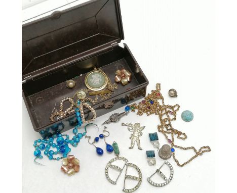 Vintage bakelite box containing qty of jewellery inc antique unmarked gold jade clasp, silver thimble, fancy stone set gilt m