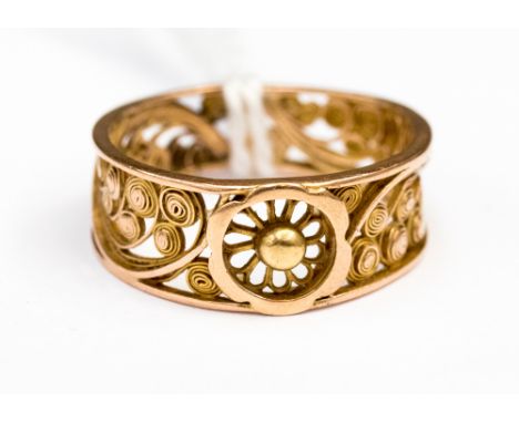 A 14ct stamped yellow Gold filigree ring 7mm wide at the top, size N, approx weight 2.4gms 