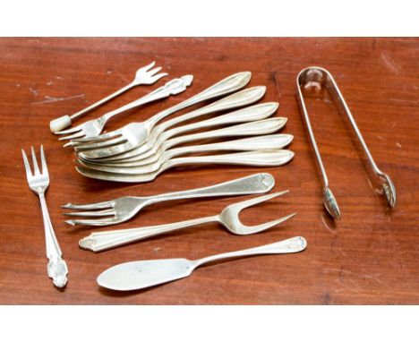 Assorted silver forks, including a set of 6 silver cake forks, maker Emile Viner, Sheffield 1959; a pair of George V silver s