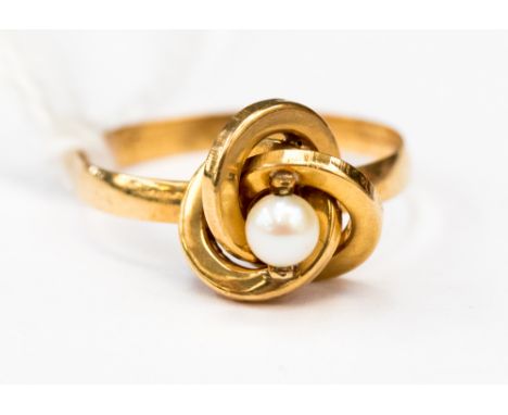 A single cultured pearl, knot detail yellow gold dress ring, 1.2 grams approx size K1/2 