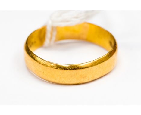 A ladies 22ct gold wedding ring, approx 4mm wide, approx weight 4.3gms 